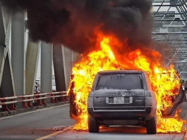 Range Rover cháy trơ khung trên cầu Chương Dương, Hà Nội