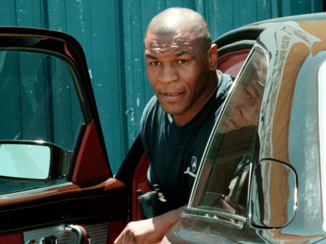 Mike Tyson “trùm đốt tiền”: Hối lộ cảnh sát siêu xe, cho CĐV 193 tỷ đồng