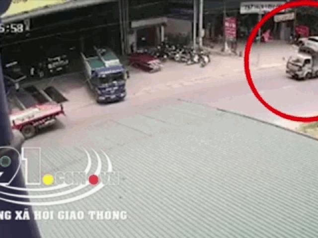 Clip: Kinh hoàng cảnh xe tải tông vào ô tô đang dừng đỗ ở Phú Thọ
