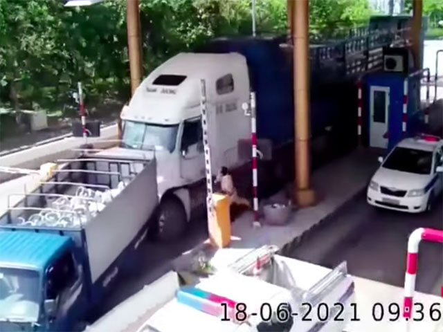 Rùng mình cảnh tài xế container ”thông” trạm BOT, gây tai nạn liên hoàn