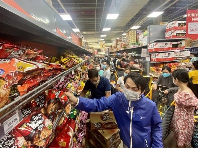 Người dân đổ xô đi siêu thị trước thời điểm TP Hồ Chí Minh thực hiện giãn cách xã hội