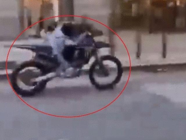 Video: Bốc đầu xe bị trượt chân, còn cố đu bám ghìm xe lại và cái kết bất ngờ