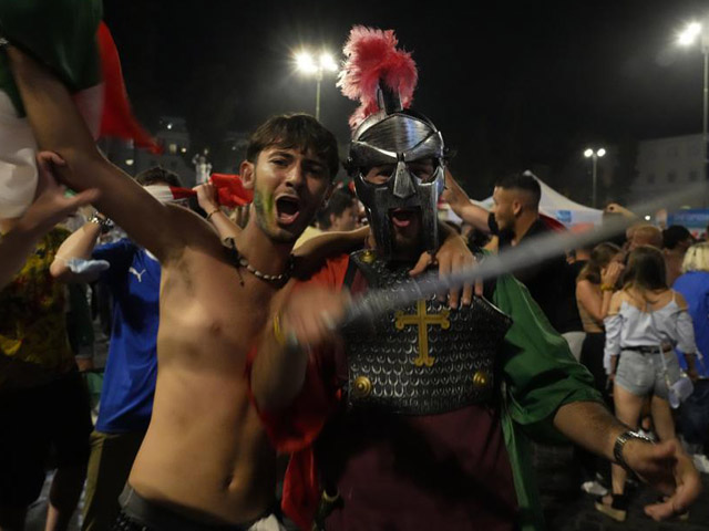 Fan Italia ăn mừng vô địch EURO 2020 quá đà, 3 người nhập viện khẩn cấp