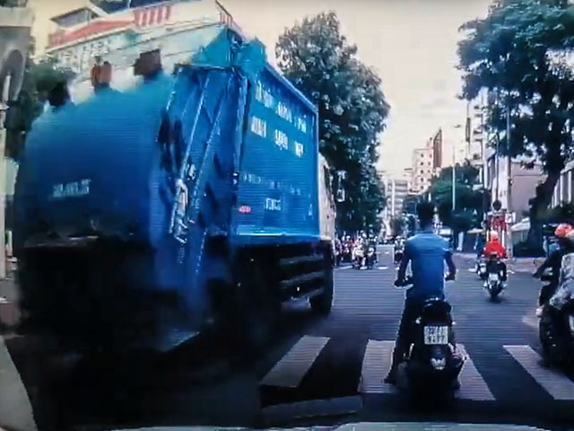 Xe chở rác lấn làn giữa giao lộ khiến nhiều người giật mình
