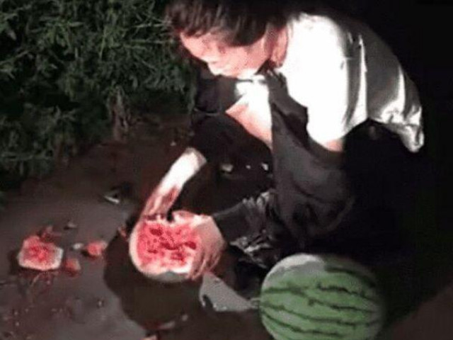 Tóm được kẻ trộm dưa, chủ vườn vừa biết danh tính liền đưa ra hình phạt khiến “nữ tặc” sợ đến già