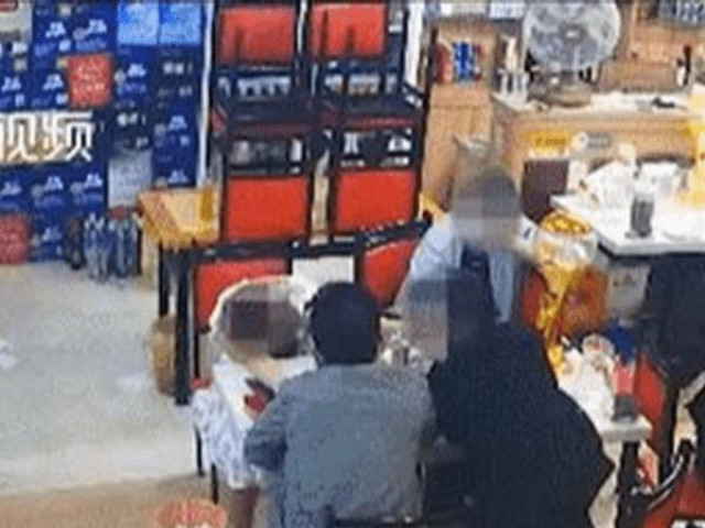 Đến quán ăn đêm, cô gái được 3 thanh niên mời rượu nhiệt tình, vài tiếng sau tắc thở ngay trên bàn nhậu