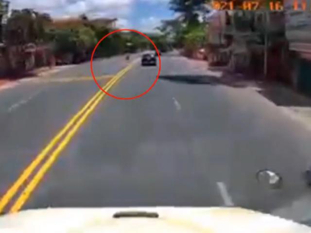 Clip: Lái xe máy sang đường như tự sát, tài xế container “lái lụa” tránh họa sát nhân