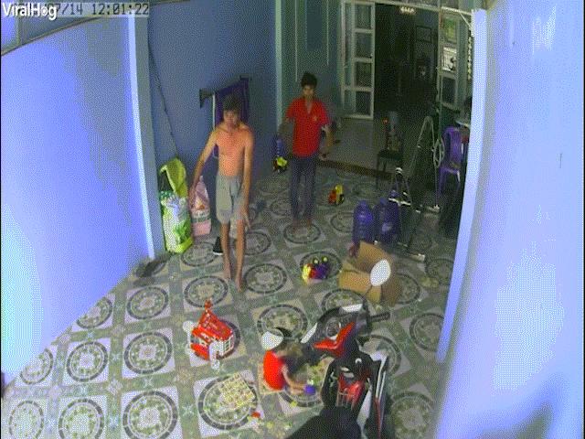 Báo nước ngoài đăng video hổ mang chúa ”hùng hổ” vào nhà ở Việt Nam, dọa người dân bỏ chạy