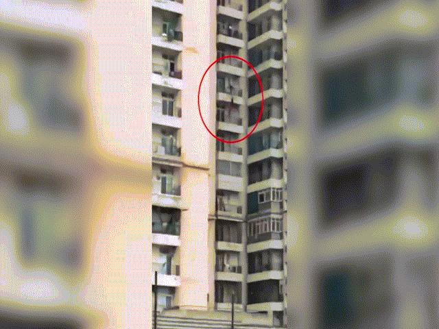Video: Rợn người cảnh người phụ nữ rơi từ ban công tầng 9 