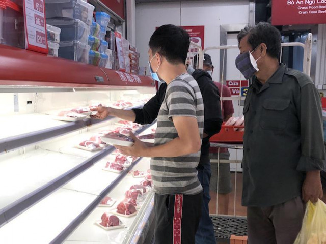 Heo hơi rớt giá còn 52.000 đồng/kg, thịt heo bán lẻ TP.HCM vẫn cao ngất