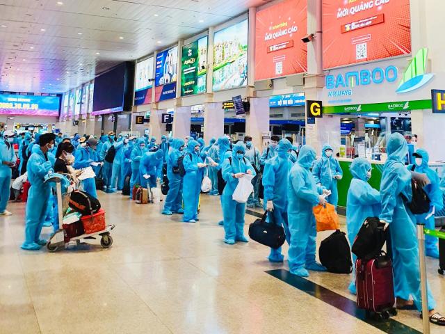 200 người Bình Định ra sân bay Tân Sơn Nhất để về quê: Cầm tấm vé trên tay ai cũng xúc động