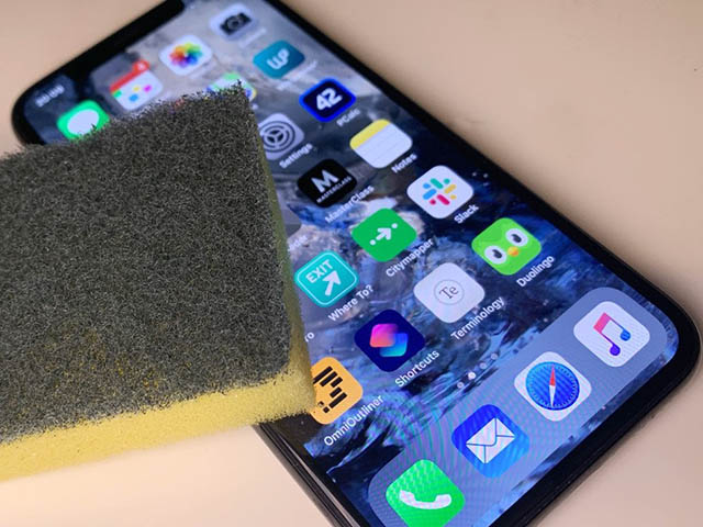 Apple khuyến cáo không nên dùng dung môi lạ làm sạch iPhone