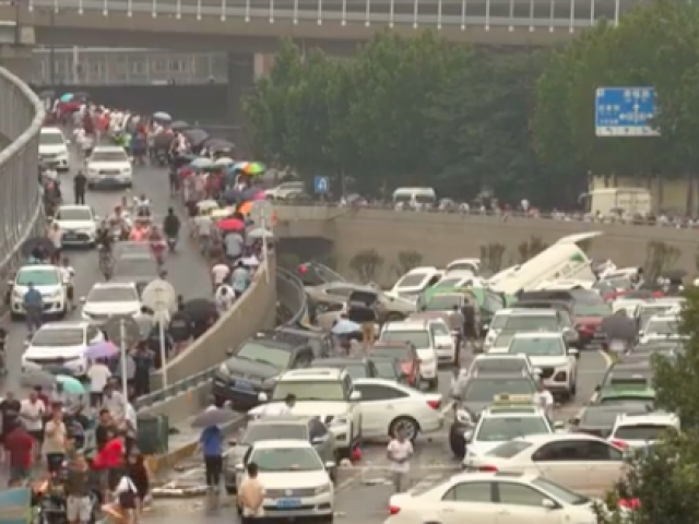 Ô tô chồng chất trên phố sau trận lụt 'trăm năm có một' ở Trung Quốc