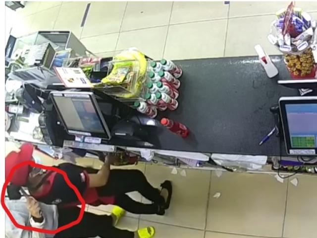 CLIP: Kẻ cướp kề dao vào cổ nhân viên cửa hàng tiện lợi ở TP.HCM