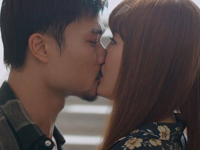 Nụ hôn ”râu ria” của Thanh Hương và loạt cảnh khóa môi đặc biệt của sao Việt