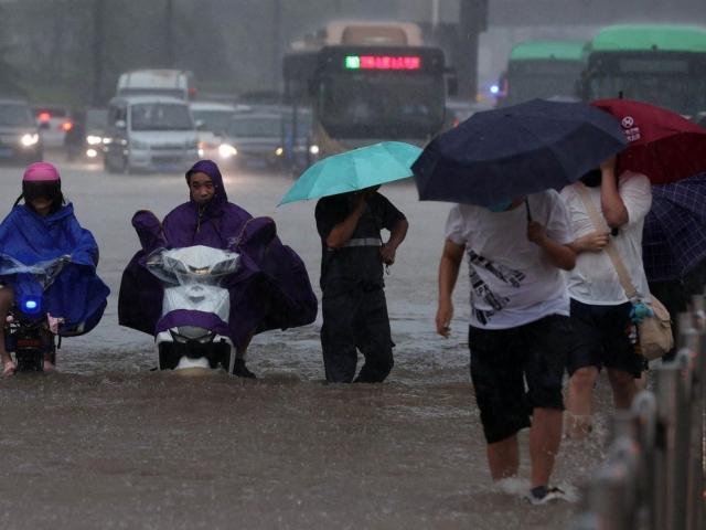 Sốc với lượng nước trút xuống thành phố Trung Quốc trong trận mưa lũ “ngàn năm có một”
