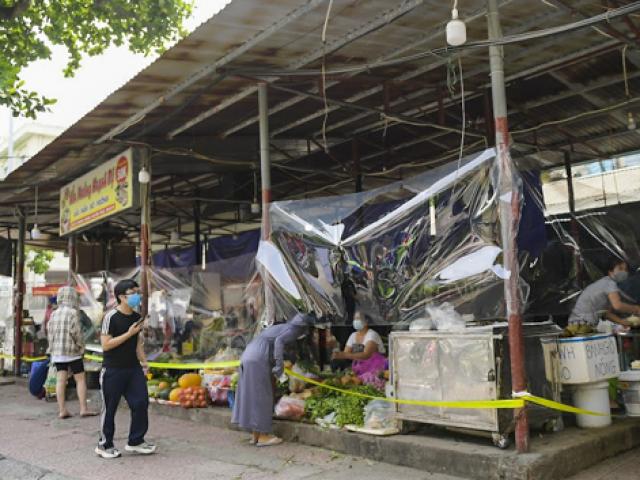 Chợ dân sinh ở Hà Nội bán hàng qua tấm chắn nilon