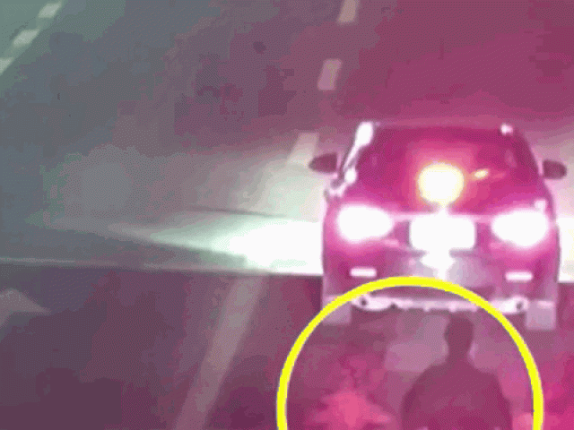 Clip: Dừng chờ đèn đỏ bị ô tô ”kẹp chả”, thanh niên thoát chết khó tin