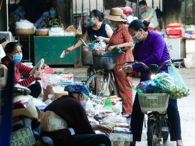 Chợ Hà Nội áp dụng “tem phiếu”: sinh viên, người lao động ở trọ đi chợ như thế nào?