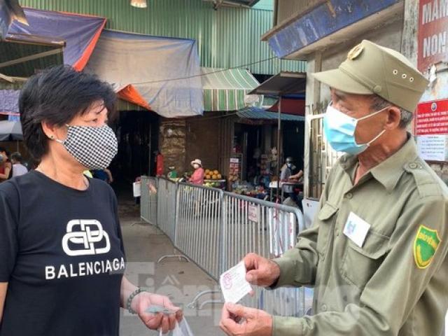Cận cảnh người dân Hà Nội đi chợ bằng 'tem phiếu' ngày chẵn, lẻ