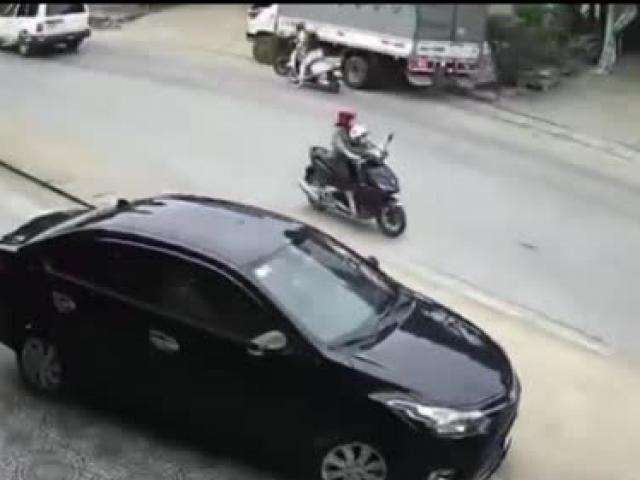 Clip: Xe tải “lái lụa”, 2 nữ tài xế dàn xe hàng ngang “buôn chuyện” may mắn thoát nạn