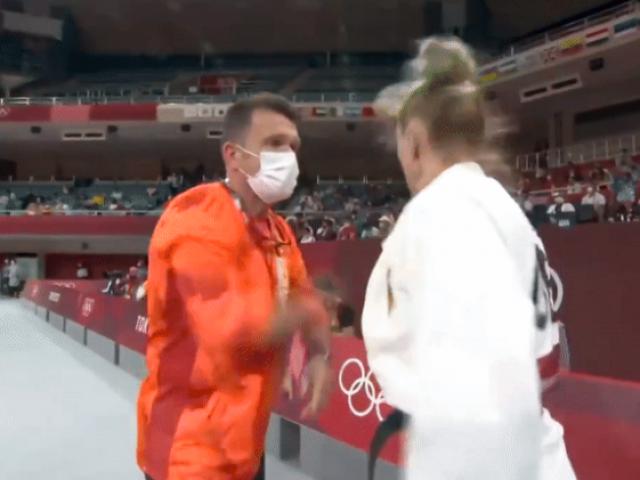 Cách khởi động kỳ lạ nhất Olympic, HLV tát nữ võ sĩ ”nổ đom đóm mắt”
