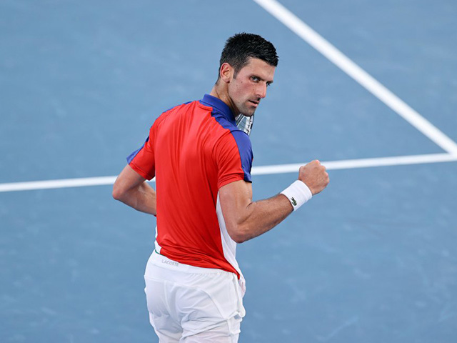 Nóng tennis Olympic: Djokovic nhẹ nhàng tiến vào tứ kết, Tsitsipas thua sốc