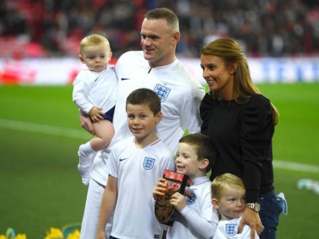Rooney xin lỗi vợ vì cặp kè 3 mỹ nữ, phủ nhận làm học trò bị thương nặng