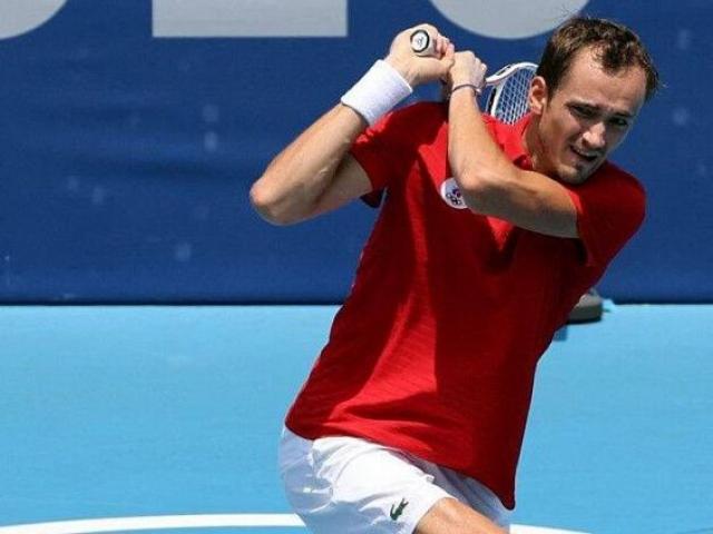 Nóng tennis Olympic: Medvedev thua sốc, Zverev gặp Djokovic ở bán kết