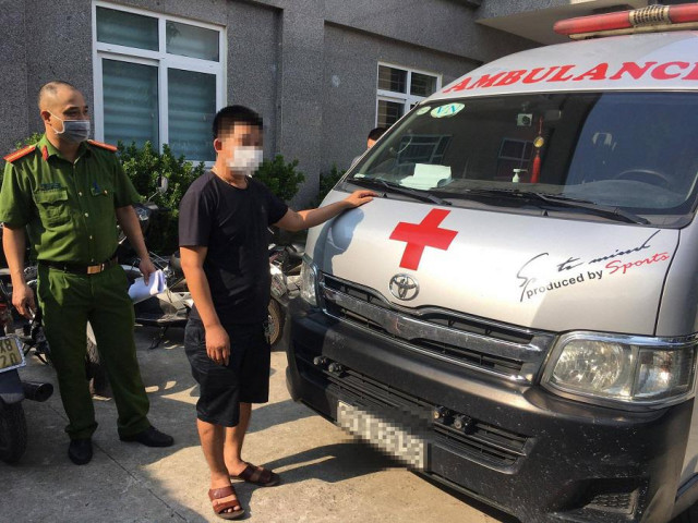 Tài xế dùng xe cứu thương ‘thông chốt’ từ Nghệ An ra Hà Nội