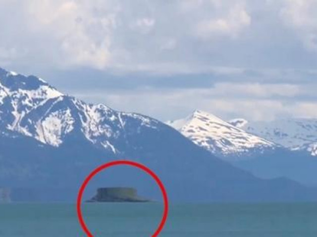Đằng sau hình ảnh đĩa bay lơ lửng trên mặt nước: Video là thật hoàn toàn, còn UFO thì sao?