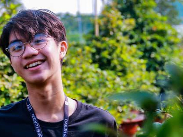 Nam sinh thủ khoa lên tiếng về bài văn 10 trang phân tích đoạn thơ 'Sóng' gây xôn xao