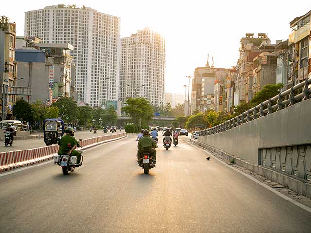VIDEO: Theo chân công an Hà Nội tuần tra, xử lý vi phạm giãn cách, phòng dịch COVID-19