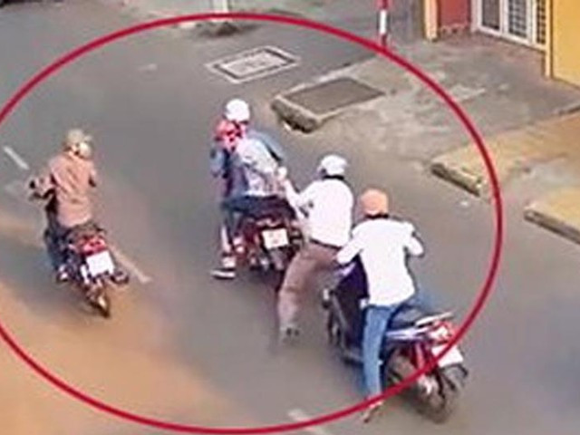 Nhóm cướp manh động dùng hung khí đánh ngất người đi đường cướp xe máy