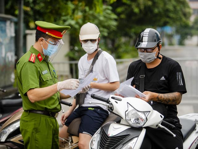 Hà Nội: Lực lượng chức năng nhắc nhở người đi đường xuất trình thêm lịch trực, lịch làm việc