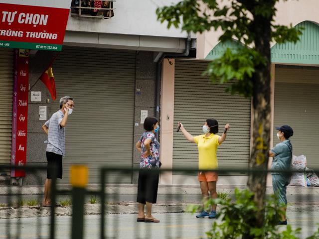 Phớt lờ yêu cầu ở nhà, nhiều người Hà Nội vẫn đi tập thể dục buổi sáng