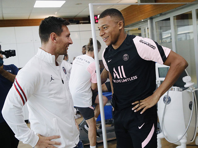 Messi tập luyện buổi đầu tiên tại PSG, Mbappe có hành động bất ngờ với đàn anh