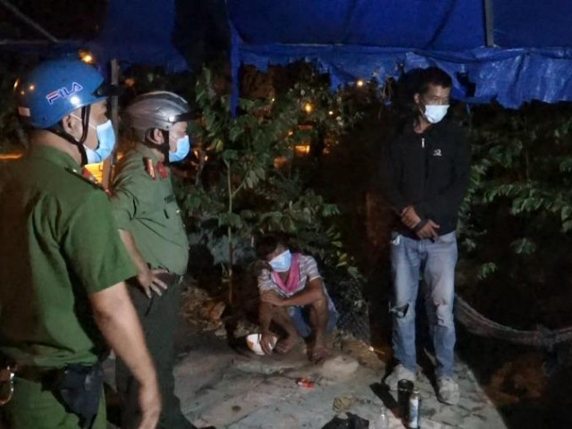 Video: Trắng đêm tuần tra chống dịch ở Đà Nẵng