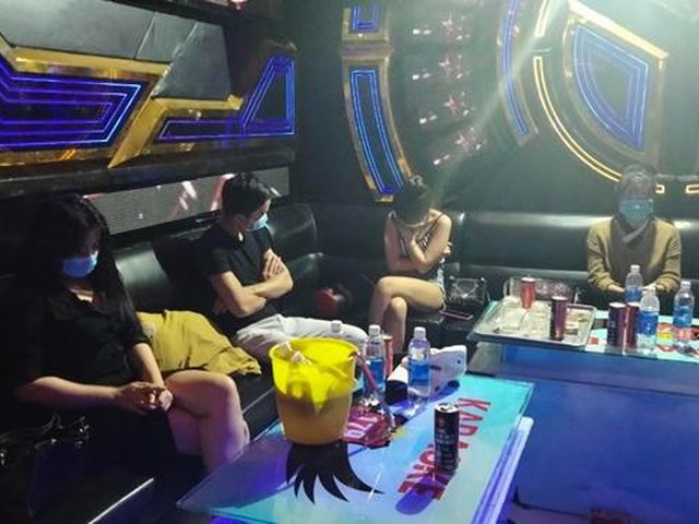 Hà Nội: 16 nam nữ ”bay lắc” trong quán karaoke bất chấp lệnh cấm