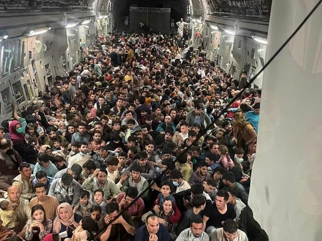 640 người Afghanistan ”nhồi” trong máy bay vận tải quân sự Mỹ rời Kabul