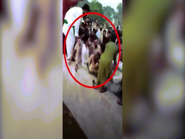 400 gã đàn ông xúm vào sờ soạng, quấy rối ”hot girl” gây chấn động Pakistan