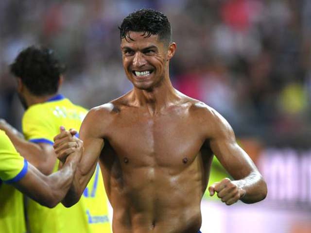 Ronaldo ghi bàn phút 90+4 cho Juventus, cởi áo ăn mừng để rồi VAR không công nhận