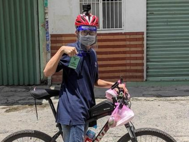 Tình nguyện viên 17 tuổi đạp xe đi chống dịch