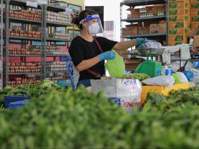 Bên trong siêu thị ”dã chiến” cung cấp thực phẩm cho người ”đi chợ hộ”