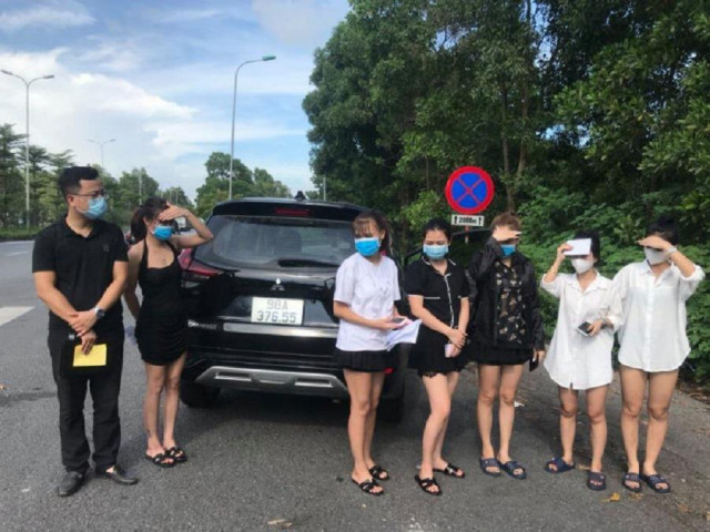 Bí ẩn chiếc ô tô chở 6 cô gái dùng 6 tờ giấy đi đường giả