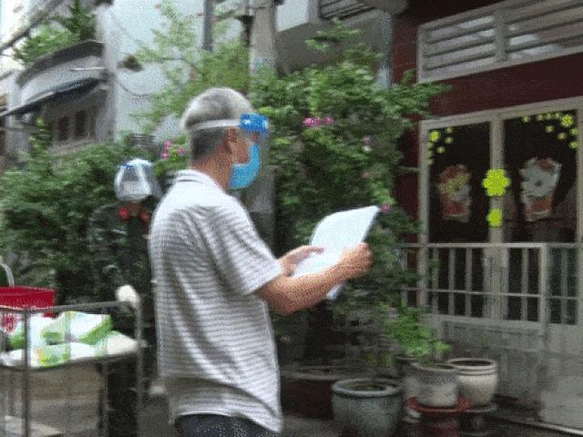 Người dân TP.HCM xúc động khi được ”lính cụ Hồ” trao thực phẩm đến tận nhà