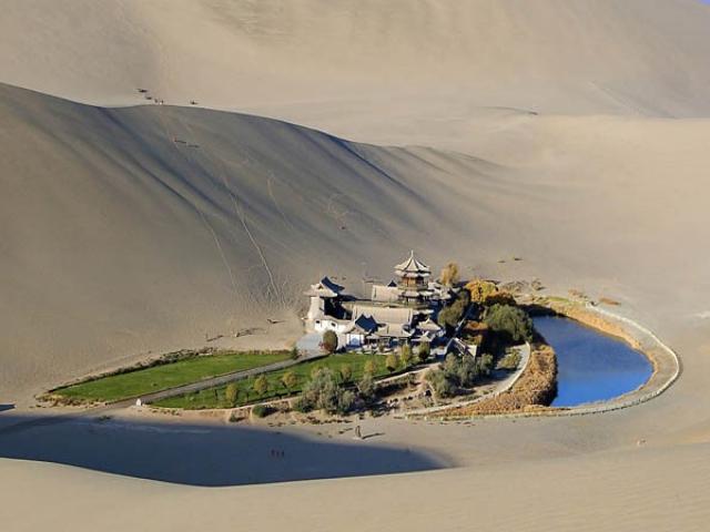 Kỳ lạ hồ bán nguyệt “lọt thỏm” giữa sa mạc