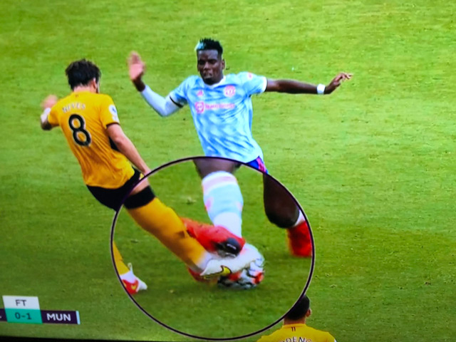 Tranh cãi trọng tài thiên vị MU - Pogba: Wolves thủng lưới oan vì cầu thủ bị phạm lỗi?