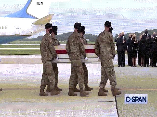 Ông Biden đón thi thể 13 binh sĩ Mỹ thiệt mạng trong vụ đánh bom ngoài sân bay Kabul