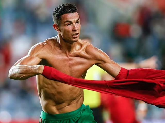 “Siêu nhân” Ronaldo lập kỷ lục thế giới, 6 phút khó tin từ “tội đồ” thành người hùng